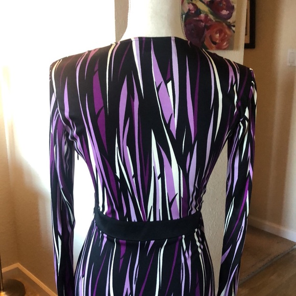 Julie Brown Silk Dress size small. Very flattering. Perfect condition. - Picture 3 of 4
